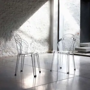 Sedie moderne trasparenti in policarbonato in ambiente — Sediaria Genova